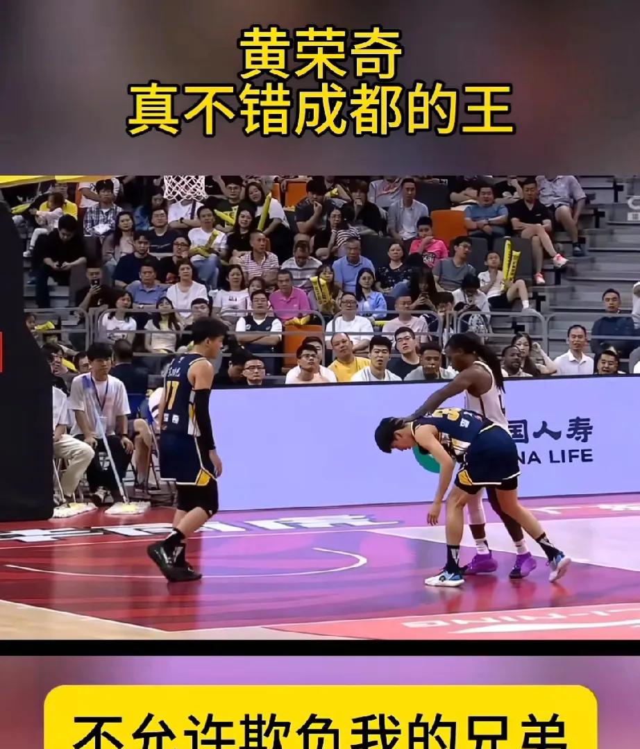 激烈对抗的篮球比赛,每位球员都在全力以赴 激烈对抗的篮球比赛,每位球员都在全力以赴