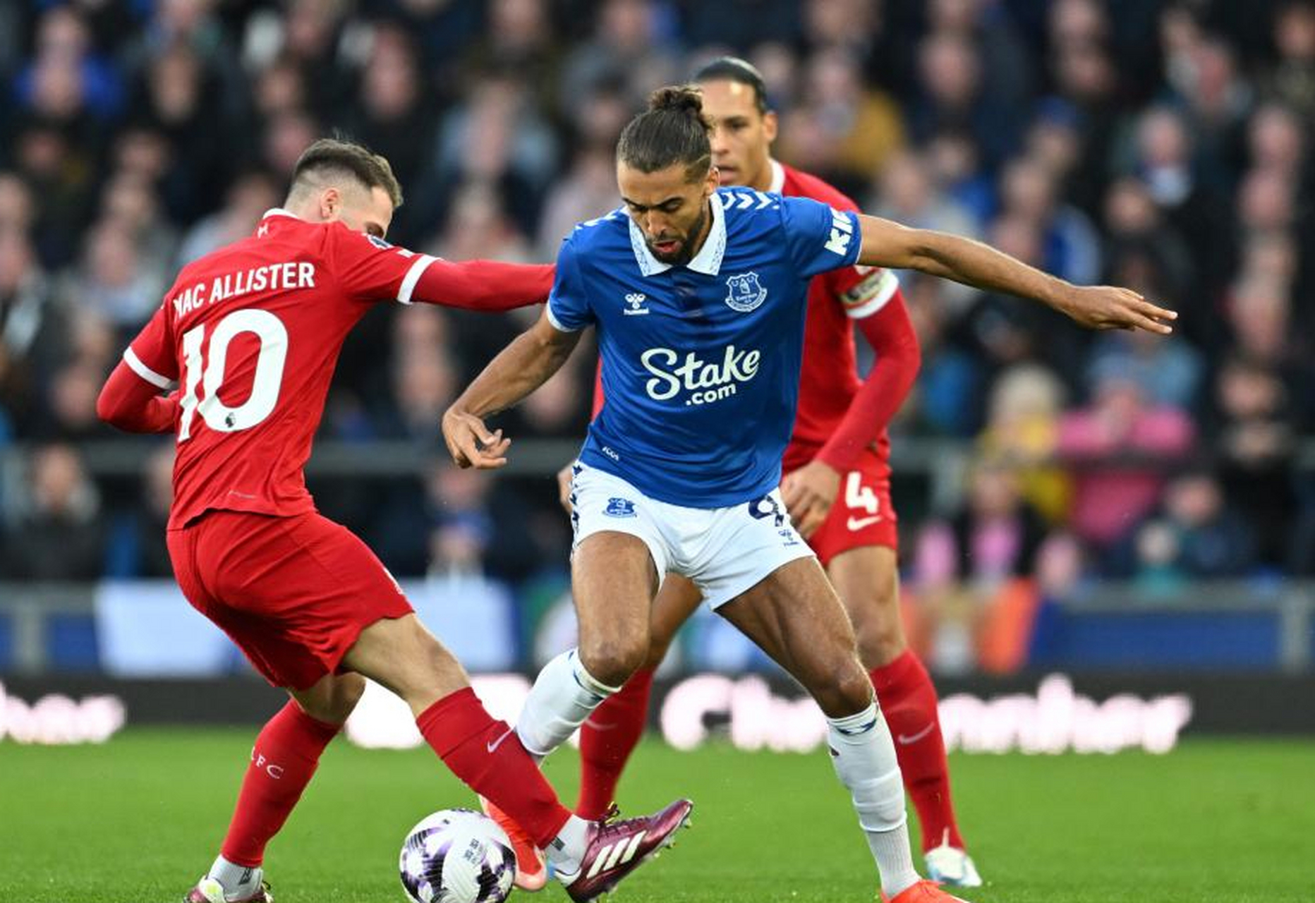 关于帕德博恩主场大败，防线漏洞频现的信息