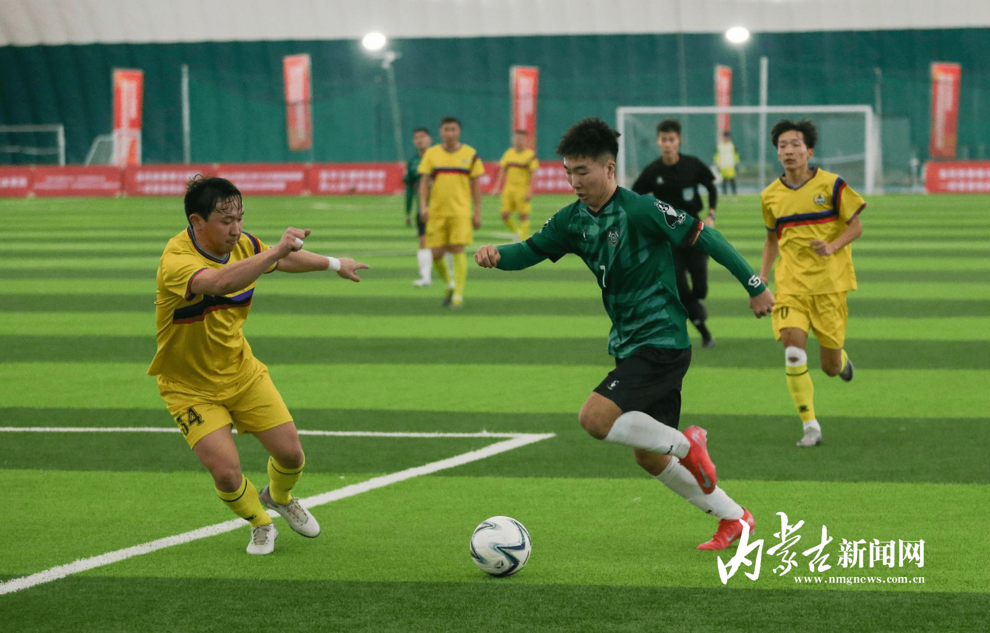 包含足球职业联赛冠军角逐激烈，豪强争霸的词条