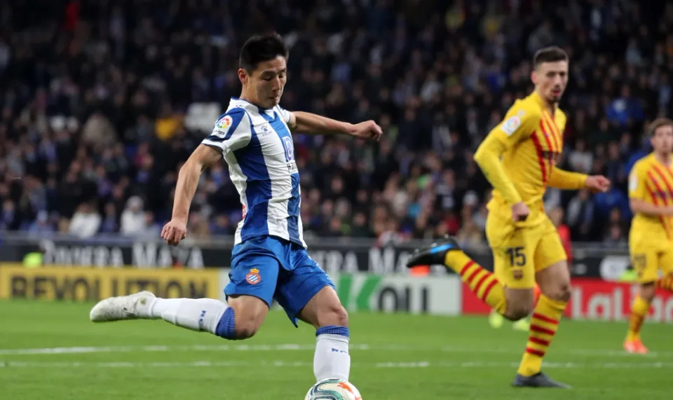 足球联赛独领风骚,球员拼搏奋进精神可嘉!的简单介绍 足球联赛独领风骚,球员拼搏奋进精神可嘉!的简单介绍