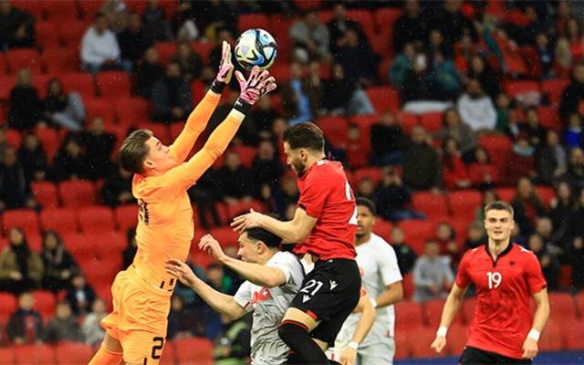 阿尔巴尼亚队在比赛中全力拼搏获得成功 阿尔巴尼亚队在比赛中全力拼搏获得成功