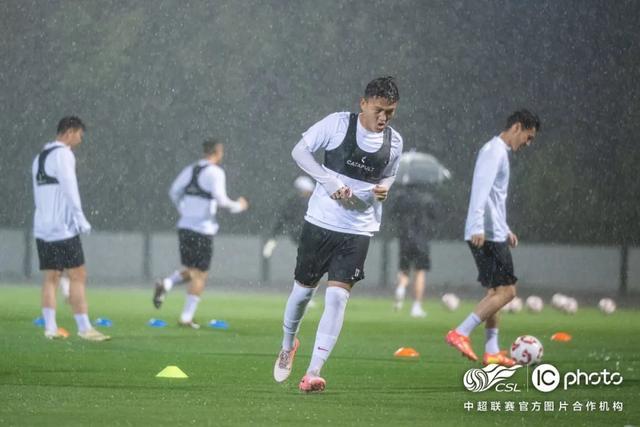 包含云南队主教练遭遇批评，球队成绩不佳的词条