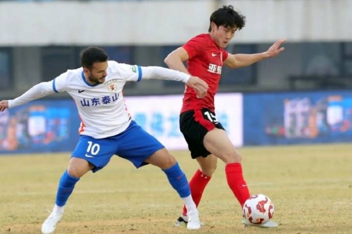 中超比赛过程激烈:球员们体现出超强意志 中超比赛过程激烈:球员们体现出超强意志