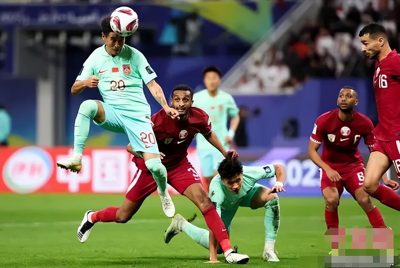 亚洲足球锦标赛上的激烈角逐 亚洲足球锦标赛上的激烈角逐