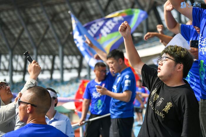 热衷于比赛的球迷为自己心仪的球队助威呐喊