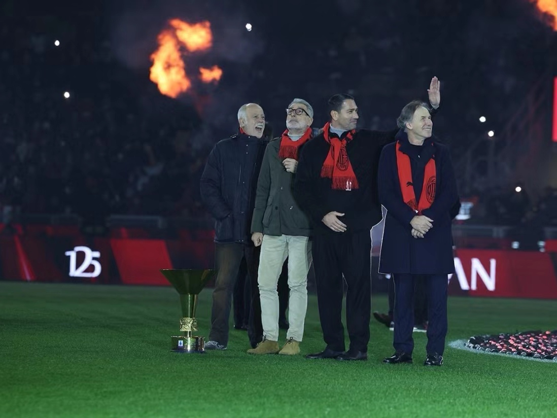 名将送别仪式上球员团结一心致力于未来比赛