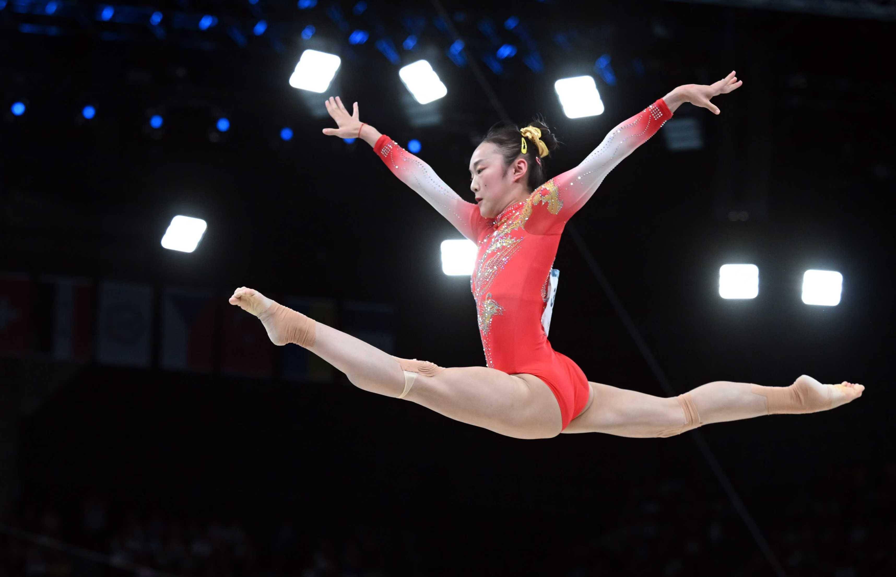 西班牙选手高举殊荣,赢得观众欢呼 西班牙选手高举殊荣,赢得观众欢呼