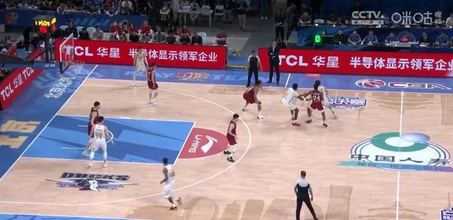 球队实力雄厚,篮球赛事连续胜出 球队实力雄厚,篮球赛事连续胜出