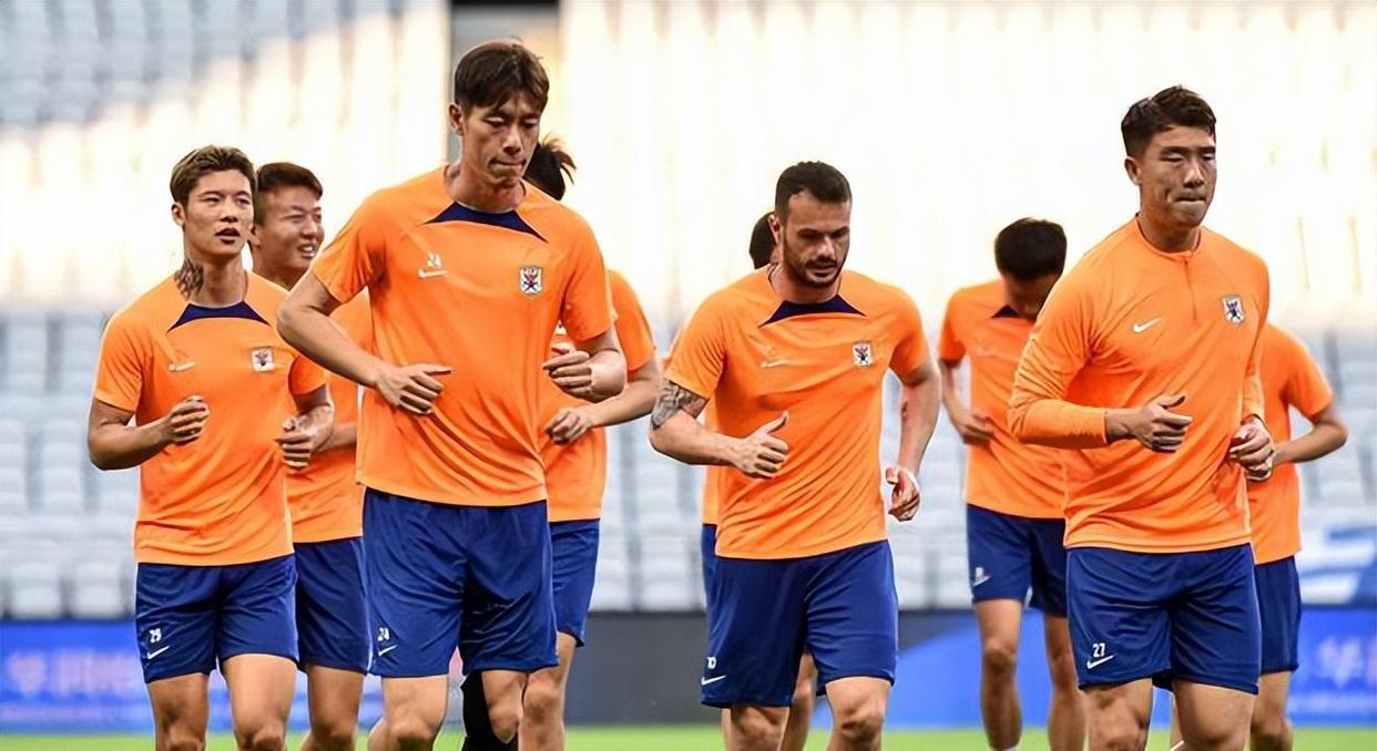 足坛新晋球星崭露头角，绽放光芒的简单介绍