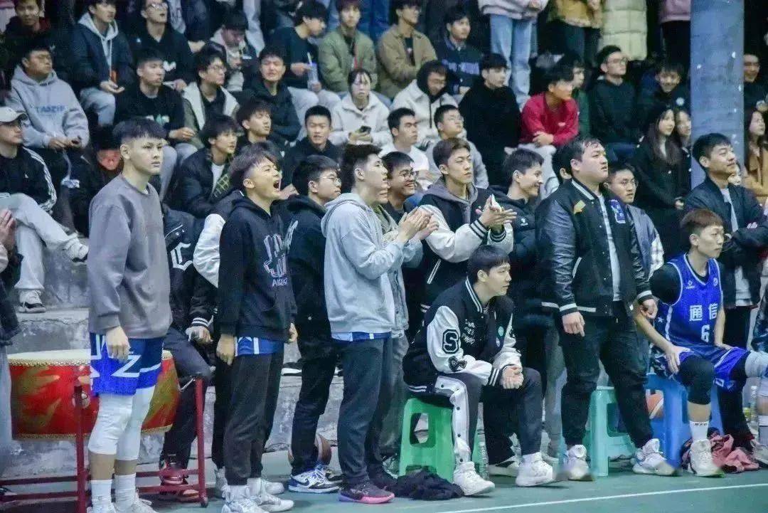 联赛新冠军诞生,欢呼声此起彼伏 联赛新冠军诞生,欢呼声此起彼伏