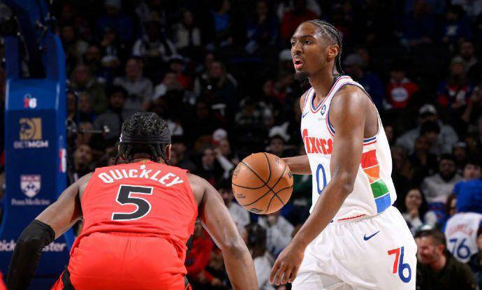 关于76人队主场连败，球迷怒斥管理层的信息